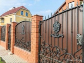 Кирпичный забор с ковкой  150 метров фото в Рузе