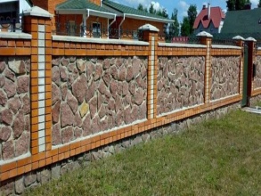 Кирпичный забор с камнем 12 метров фото в Рузе