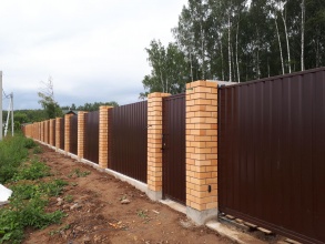 Кирпичный забор на ленточном фундаменте 12 метров фото в Рузе