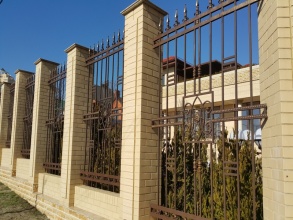 Кирпичный забор с ковкой  10 метров фото в Рузе