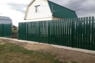 Забор из евроштакетника на ленточном фундаменте 70 метров фото в Рузе