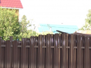 Забор из евроштакетника на ленточном фундаменте 10 метров фото в Рузе